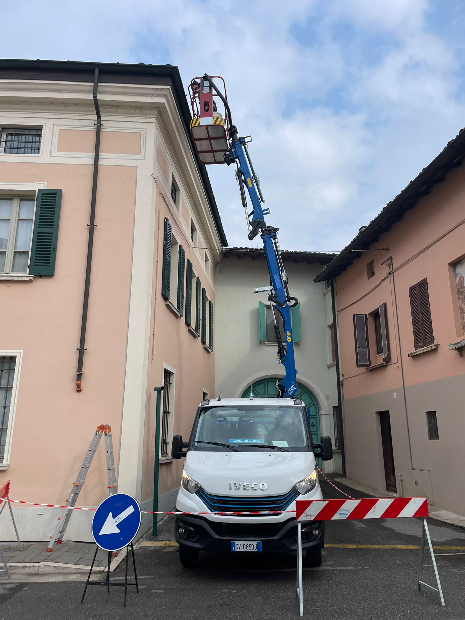 Sollevamento con gru e piattaforma aerea